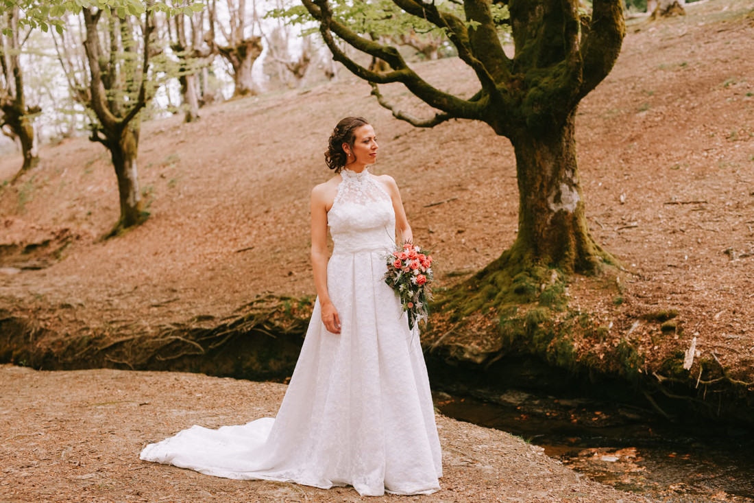 Novia con ramo, reportaje de boda en la naturaleza. Pais Vasco