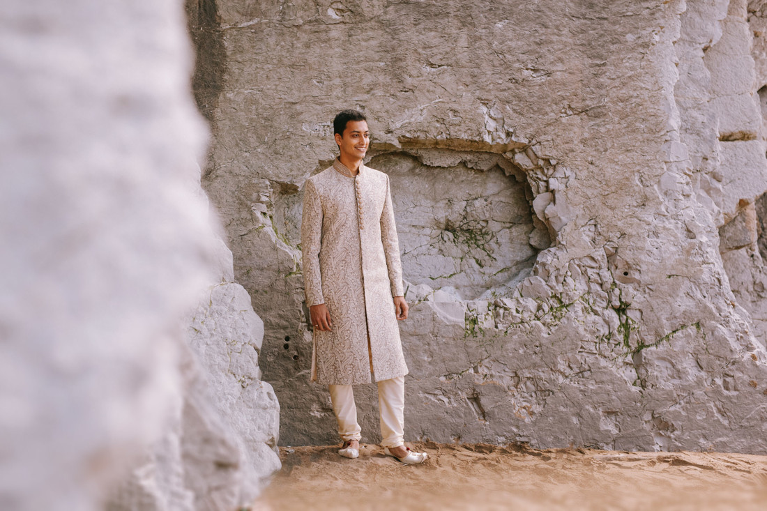 Novio, Reportaje postboda, litoral de Zumaia, Sopelana y Larrabasterra. Fotografo Euskadi