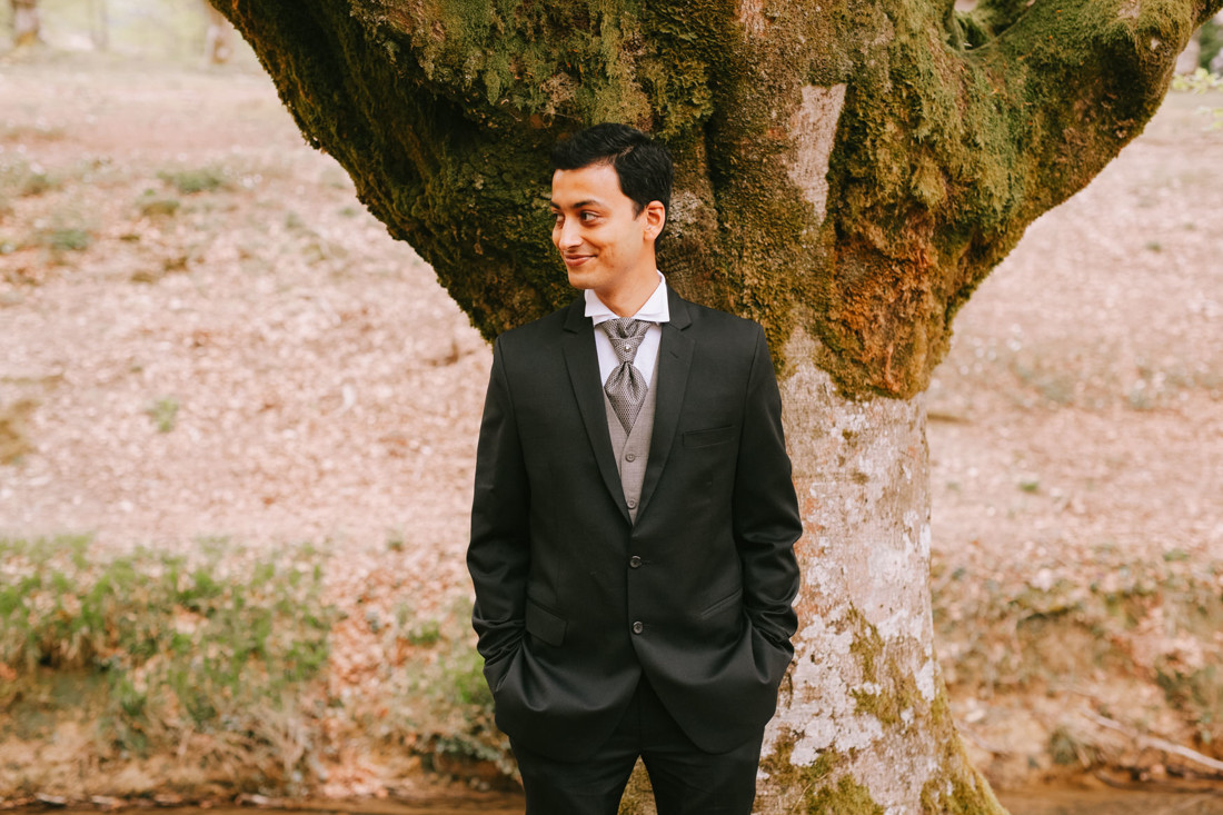 Retrato del novio en el bosque. Fotografo en Urduliz, Berango y Getxo