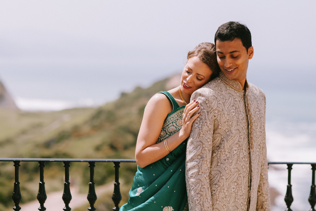 Retrato novios costa vasca. Fotografo en Capilla de San Telmo Zumaia, Gipuzkoa