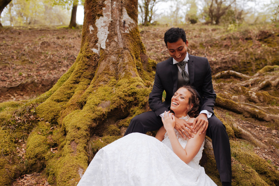 Retrato novios en hayedo Gorbea. Fotografo en Bizkaia y Araba