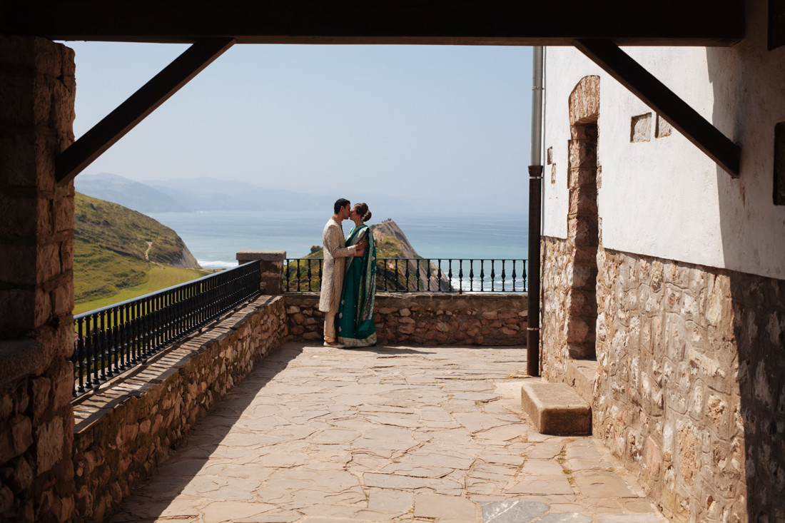 Sesion postboda Capilla de San Telmo Zumaia, Gipuzkoa. Novios y el mar. Kunst Photo & Art