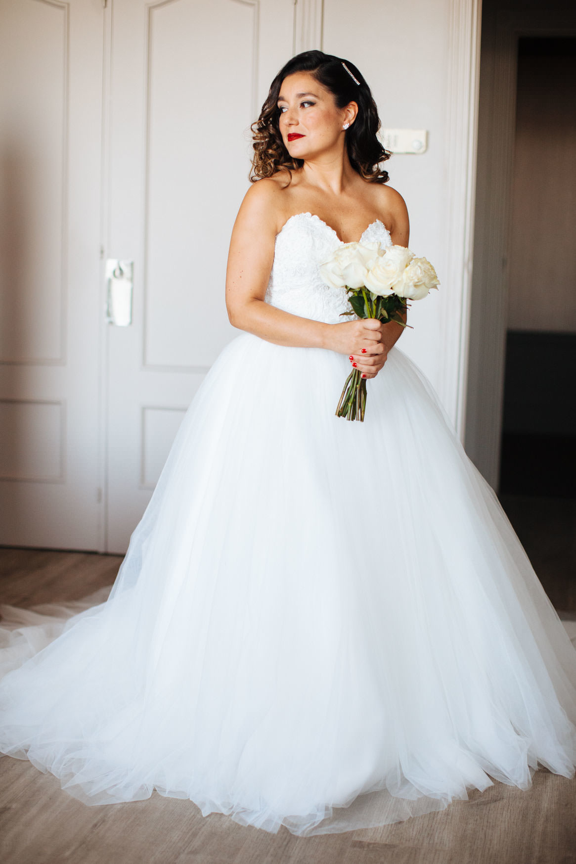 Retrato de novia con ramo en el hotel Igeretxe, Getxo. Fotografo de bodas