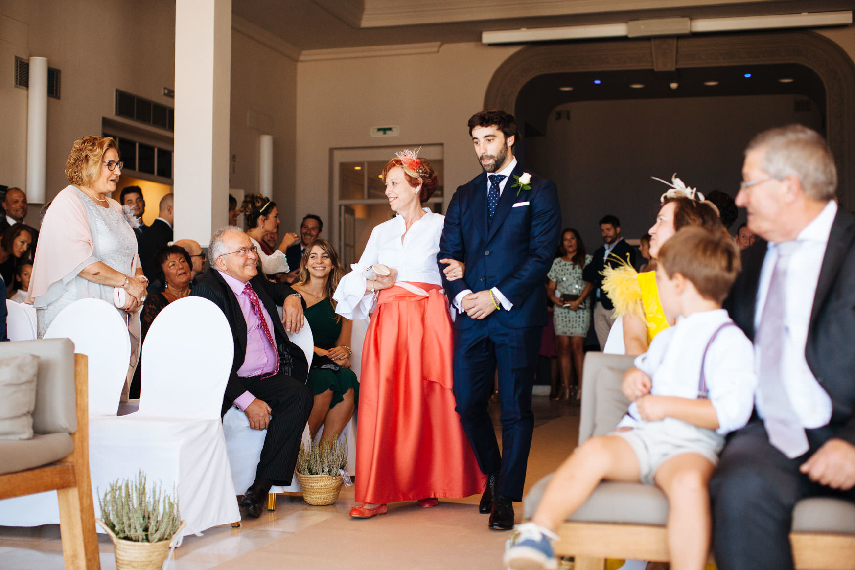 Entrada del novio en la ceremonia. Hotel Igeretxe. Fotografo de bodas Bilbao.