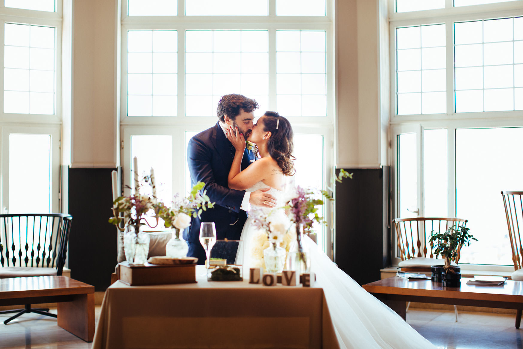 El beso de los novios, hotel Igeretxe de Getxo, Pais Vasco. Fotografo de bodas