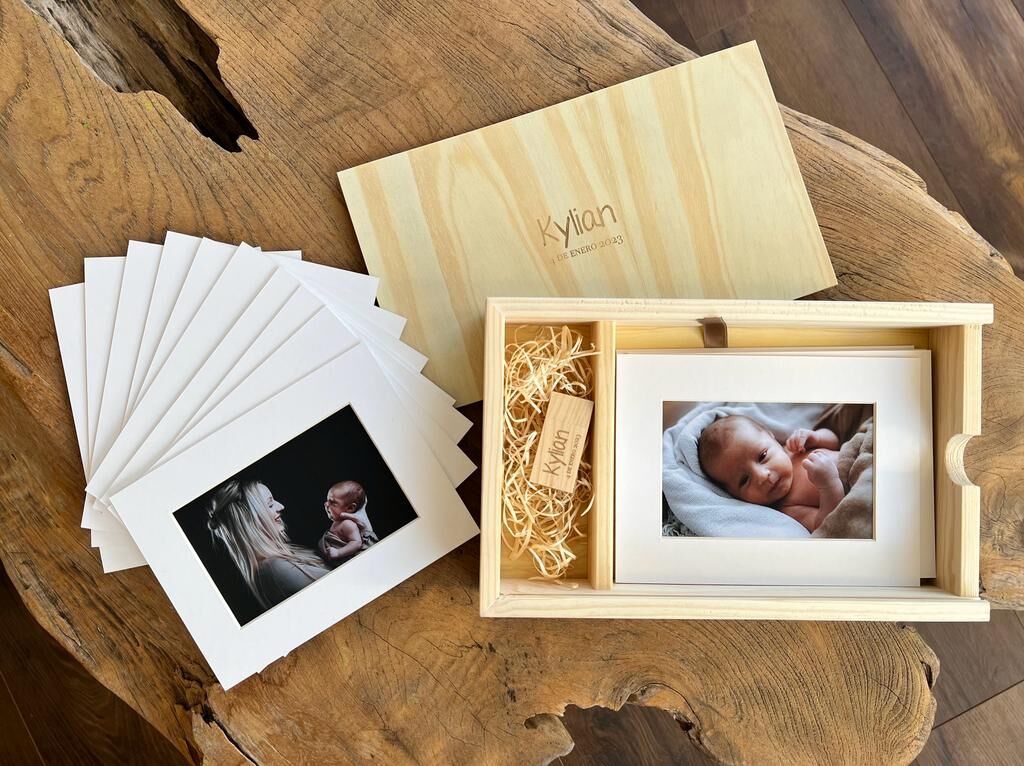 Caja de madera newborn con fotos y USB Fotografo Bilbao, Getxo, Zamudio, Erandio, Sopelana y Berango.