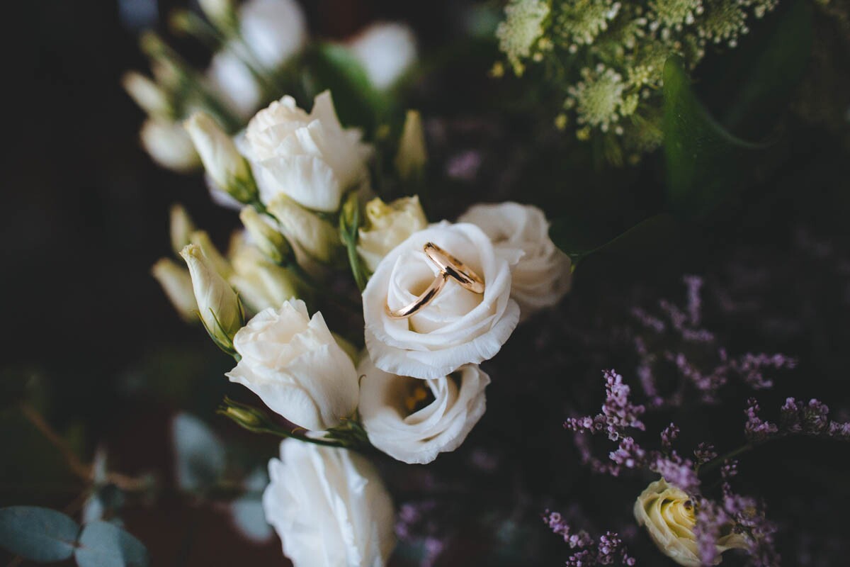 Wedding photography, bride bouquet. Baserri Maitea Forua Urdaibai