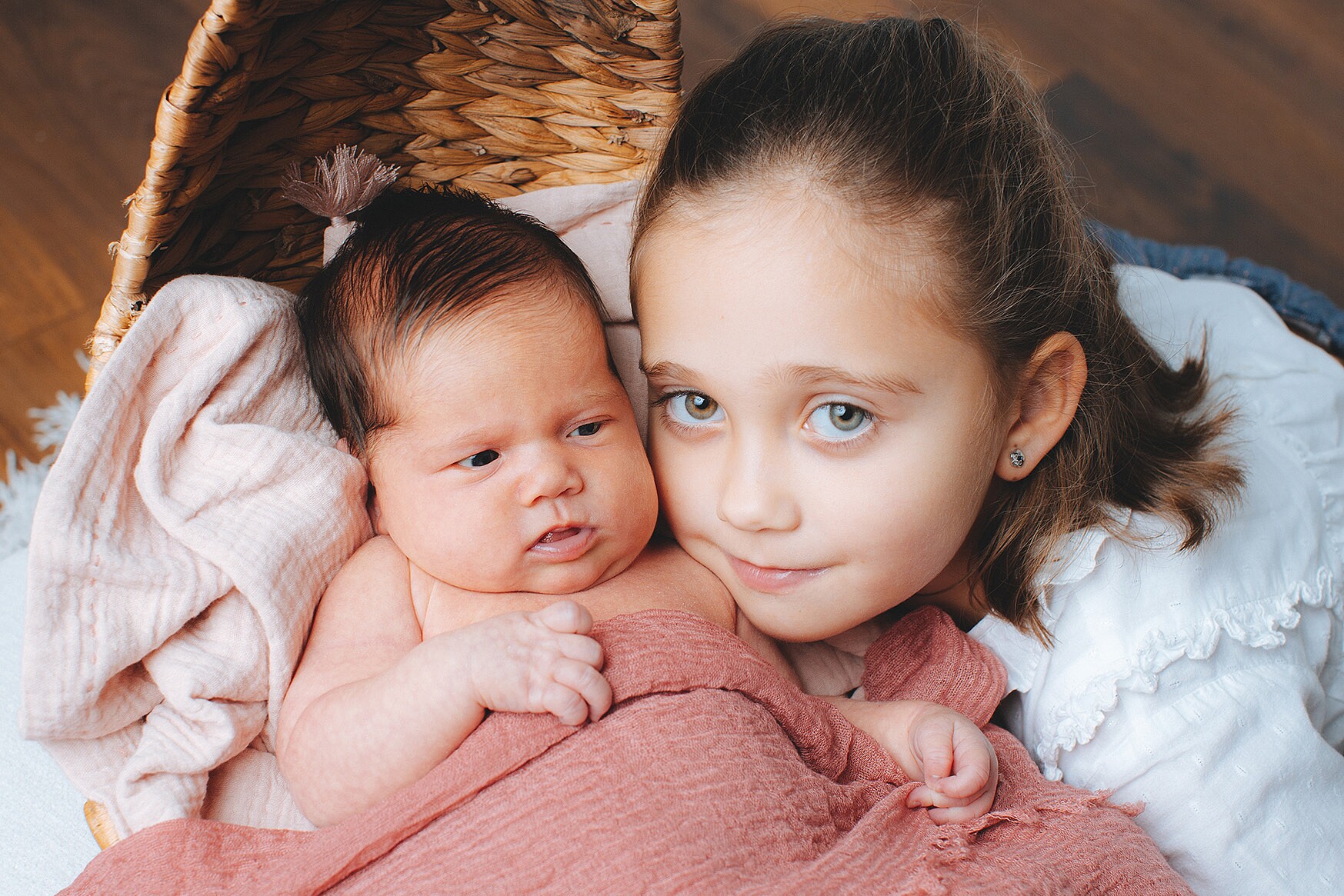 Fotografo recien nacido y hermana Bilbao