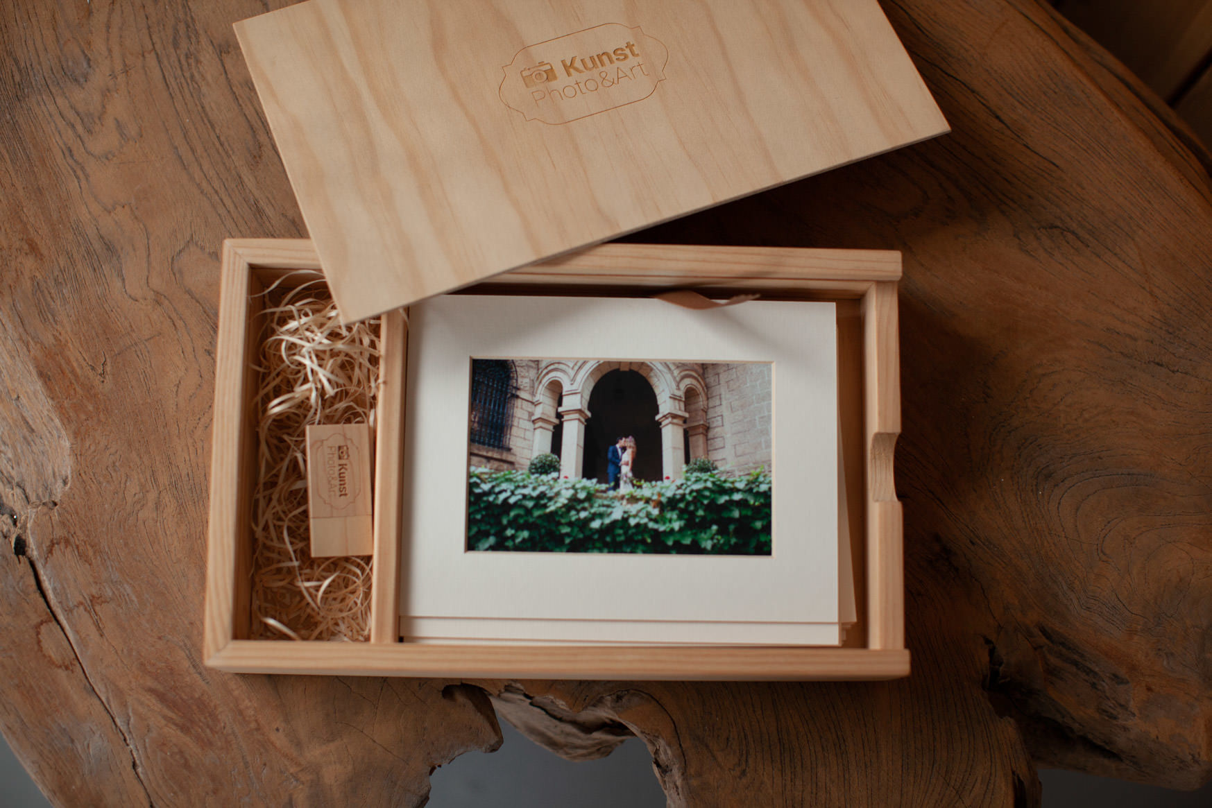 Caja de madera con fotos y USB Fotografo de bodas Kunst Photo & Art Berango, Getxo, Bilbao, Sopelana