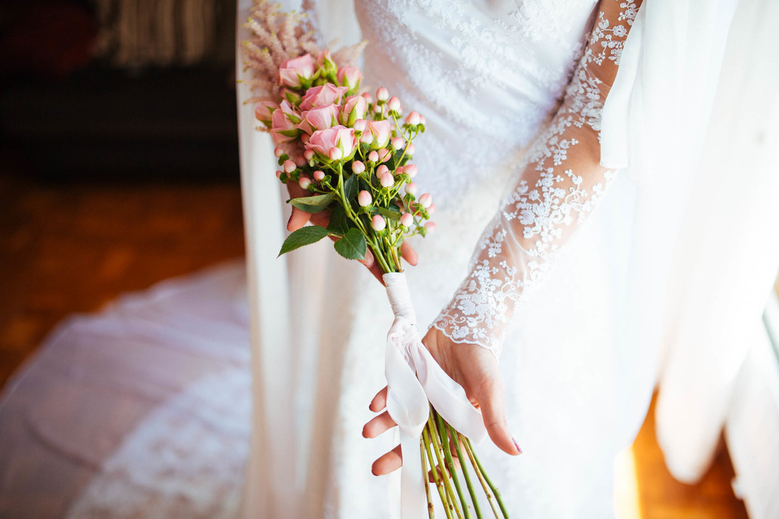 Bride with wedding Bouquets posing at Bilbao wedding, photographer Kunst Photo & Art, Edwin Meijer