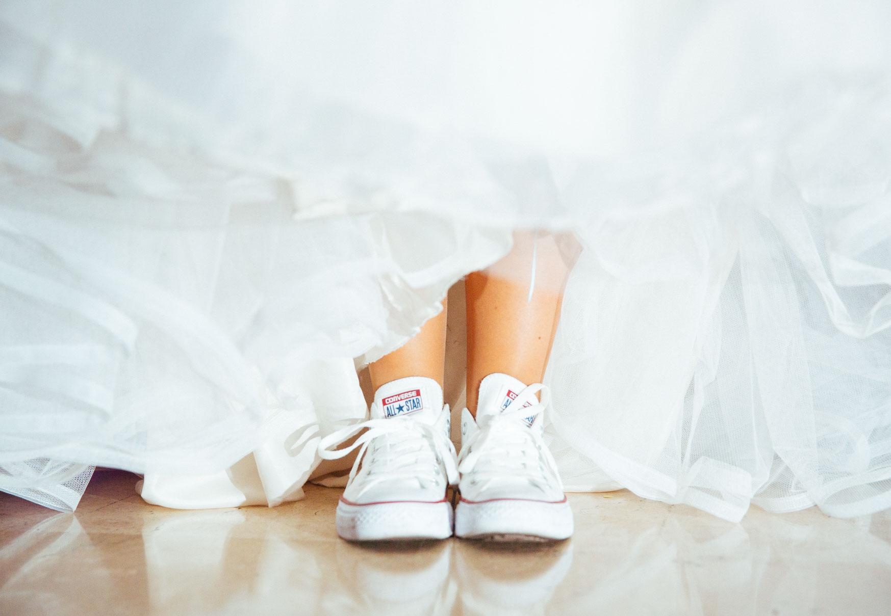 Novia atrevida con vestido y zapatillas Hotel Carlton Bilbao