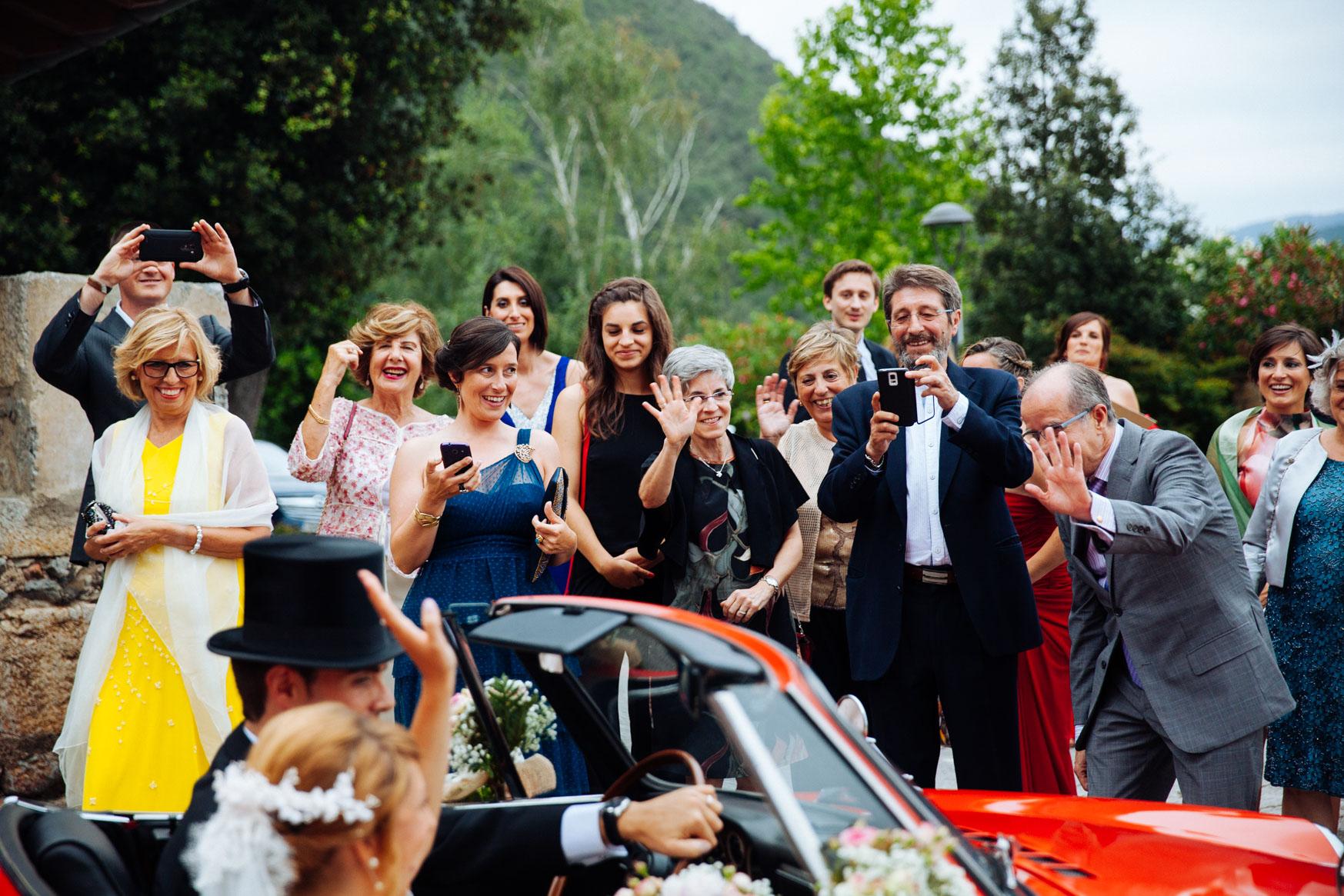 Boda Descapotable novio con chaque y chistera Castillo de Arteaga
