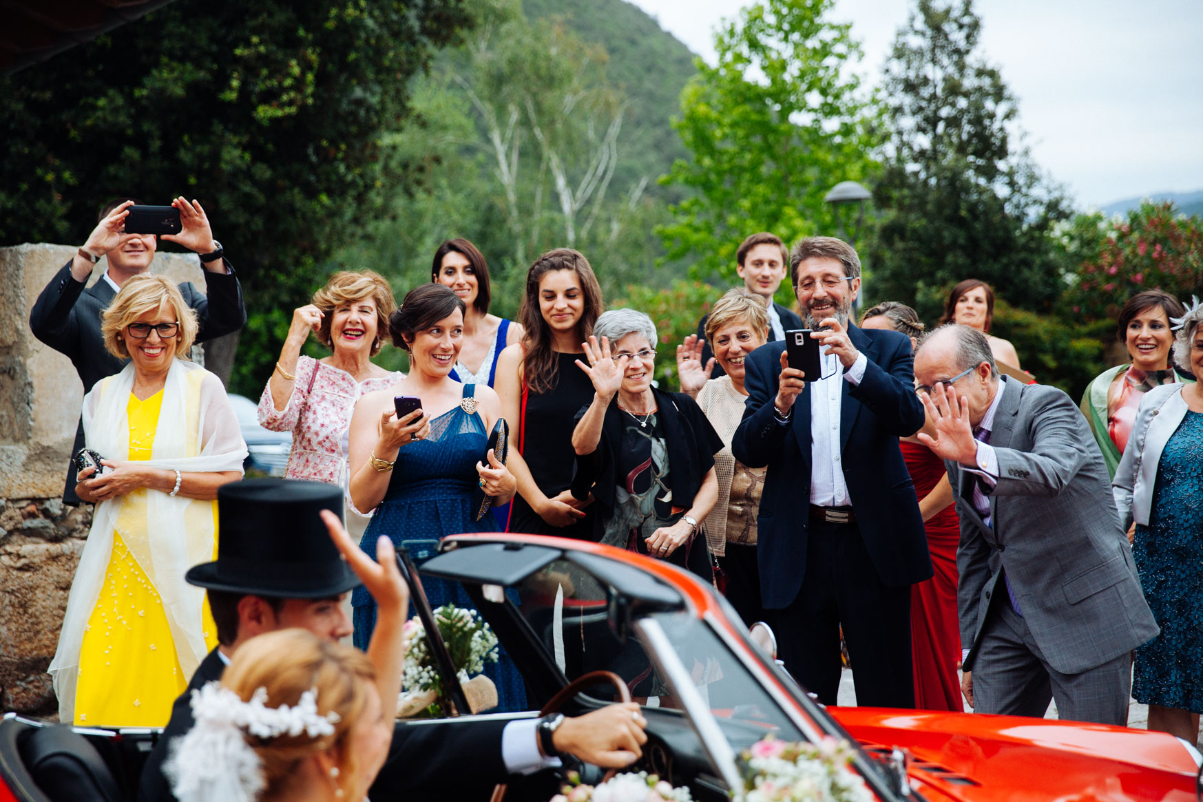 Boda Descapotable novio con chaque y chistera Castillo de Arteaga